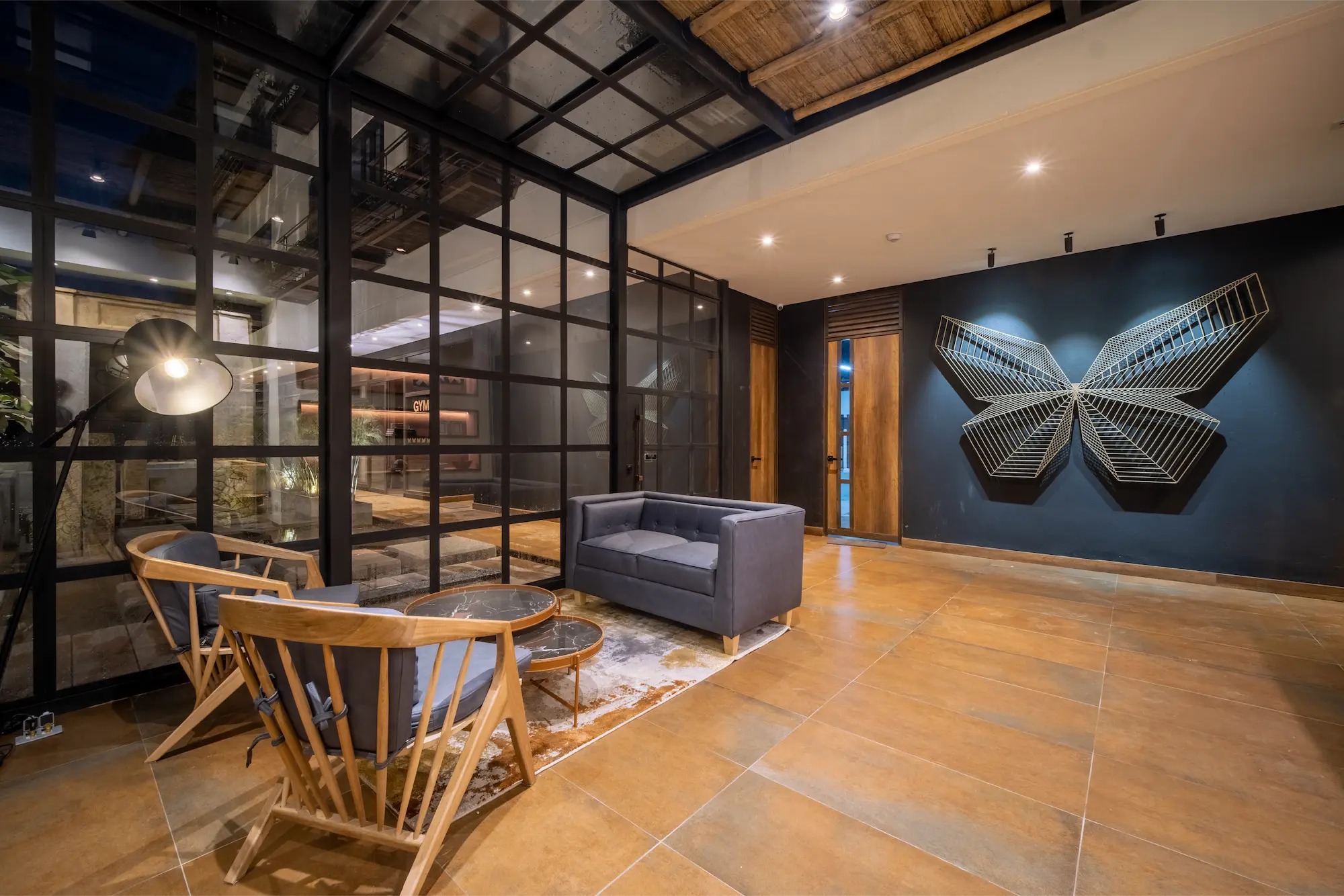 Interior de Morph con arquitectura, diseño y escultura de mariposa.